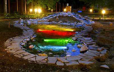 Креативная подсветка дачного фонтана